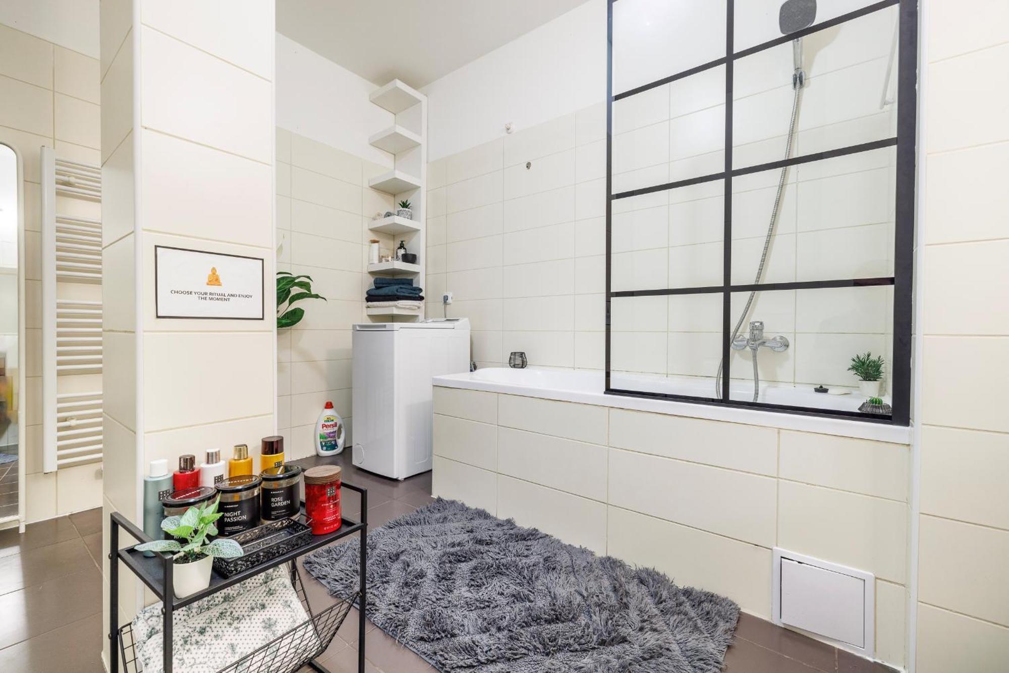 Spacious Flat & Parking Possibility, 3 Stops To Wenceslav Square Praag Buitenkant foto