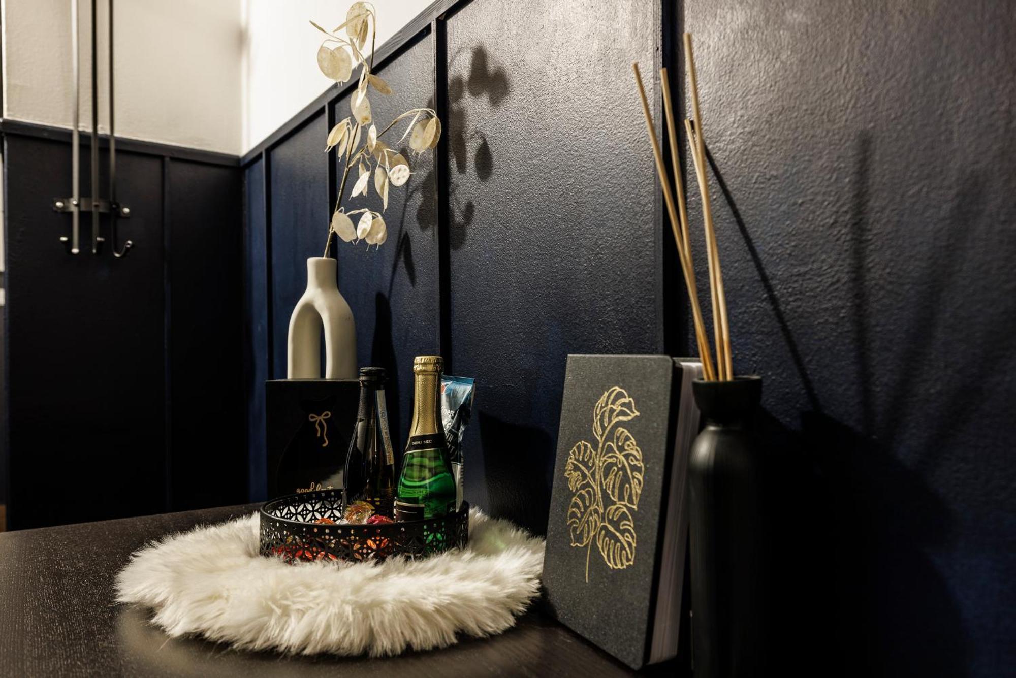Spacious Flat & Parking Possibility, 3 Stops To Wenceslav Square Praag Buitenkant foto