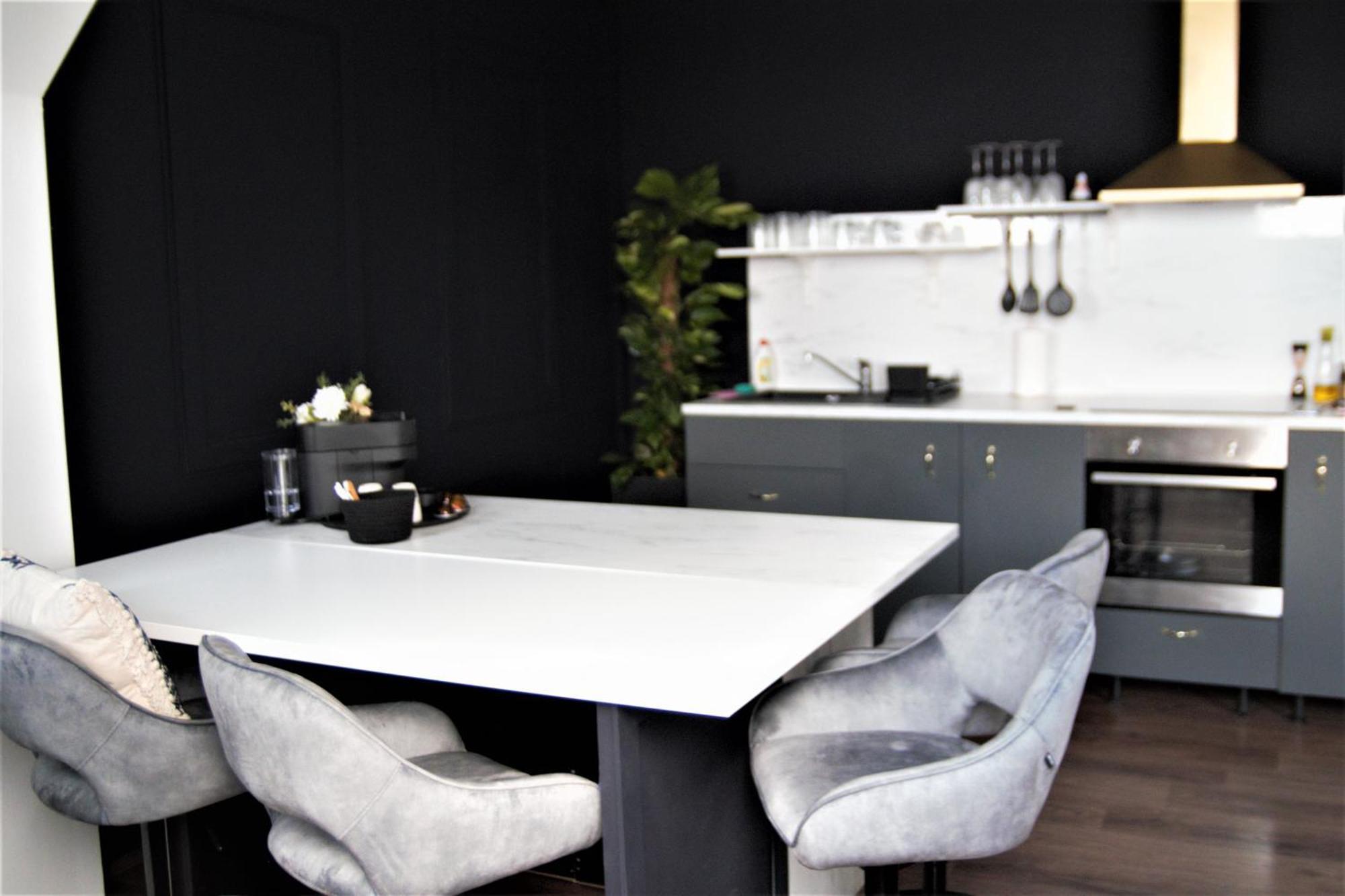 Spacious Flat & Parking Possibility, 3 Stops To Wenceslav Square Praag Buitenkant foto